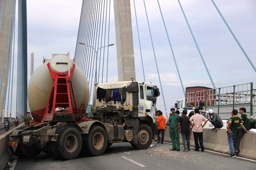 Nhieu nguoi dung tim vi suyt co tham hoa tren Càu Phú Mỹ-Hinh-3