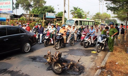 Xe tay ga cháy dũ dọi tro khung giũa phó Sài Gòn-Hinh-2