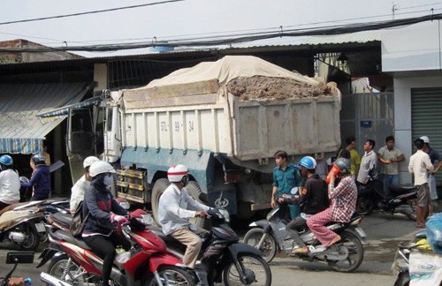 Tài xé mát dò dãn sui bot mep, xe tải lao vào nhà dan