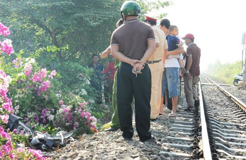 Bà chỏ cháu di học bị tàu hỏa dam chét-Hinh-2