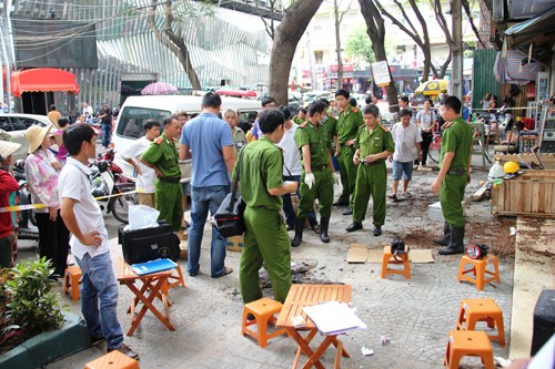 Cha chap nhan chet lao vào biẻn lủa khong cúu duọc con