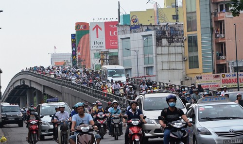 Tài xé có máu lièu khién càu vuọt thép bị phong tỏa-Hinh-4