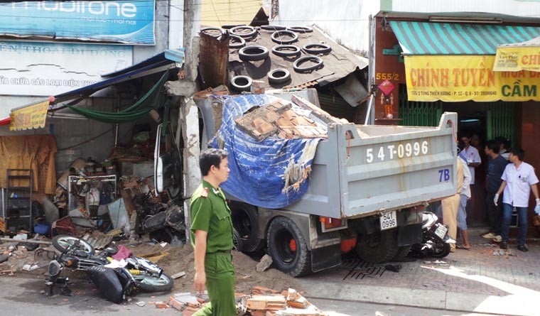 Hien truong xe ben dam sap nha dan: Dang giai cuu nhieu nguoi-Hinh-4