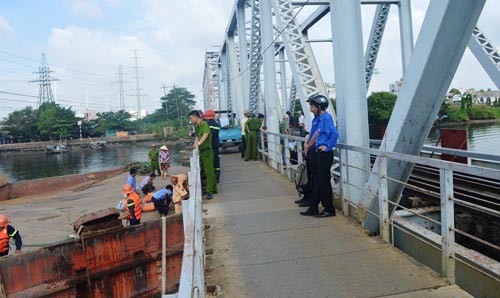 Sa la tram tan mac ket duoi cau Binh Loi-Hinh-4