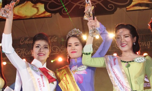 Nu sinh vien 19 tuoi dang quang Hoa khoi DBSCL 2015-Hinh-3