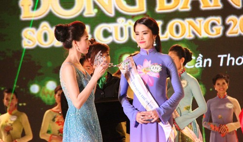 Nu sinh vien 19 tuoi dang quang Hoa khoi DBSCL 2015