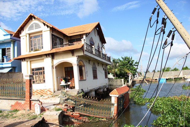 Hinh anh tan hoang vu sat lo nghiem trong ven song Sai Gon