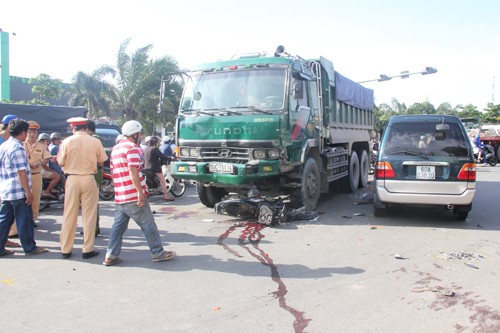 Tai nan giao thong nghiem trong tren QL1K, ba nguoi thuong vong