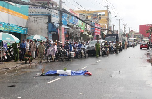 Phong nhanh de tranh mua, nguoi dan ong dam xe tu vong