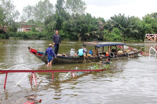 Sap cau treo o Sai Gon, nguoi dan khon don-Hinh-3