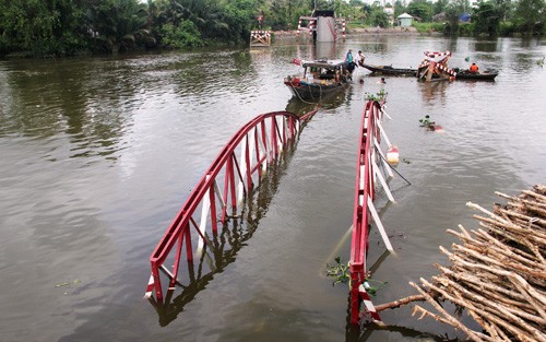 Sap cau treo o Sai Gon, nguoi dan khon don-Hinh-4