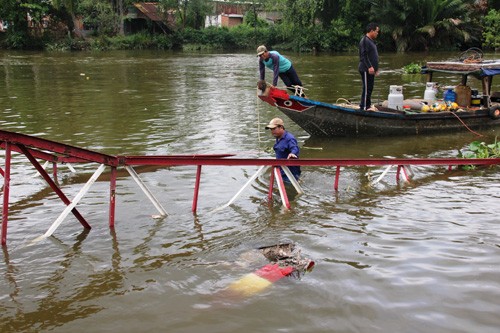 Sap cau treo o Sai Gon, nguoi dan khon don