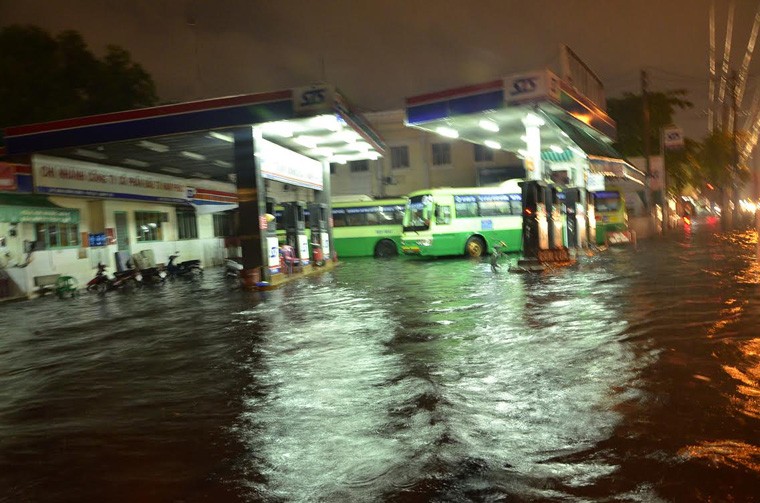 Mua suot dem ngay, duong pho Sai Gon chim trong bien nuoc-Hinh-10