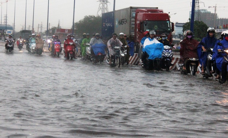 Mua suot dem ngay, duong pho Sai Gon chim trong bien nuoc-Hinh-2