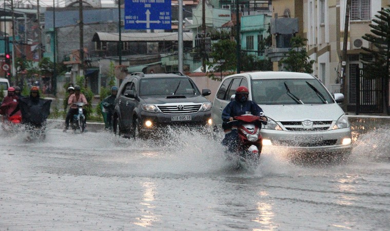 Mua suot dem ngay, duong pho Sai Gon chim trong bien nuoc-Hinh-4