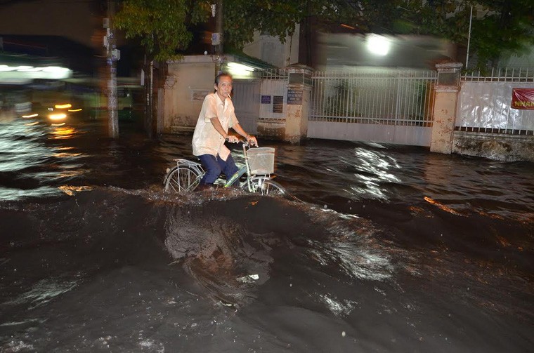 Mua suot dem ngay, duong pho Sai Gon chim trong bien nuoc-Hinh-8