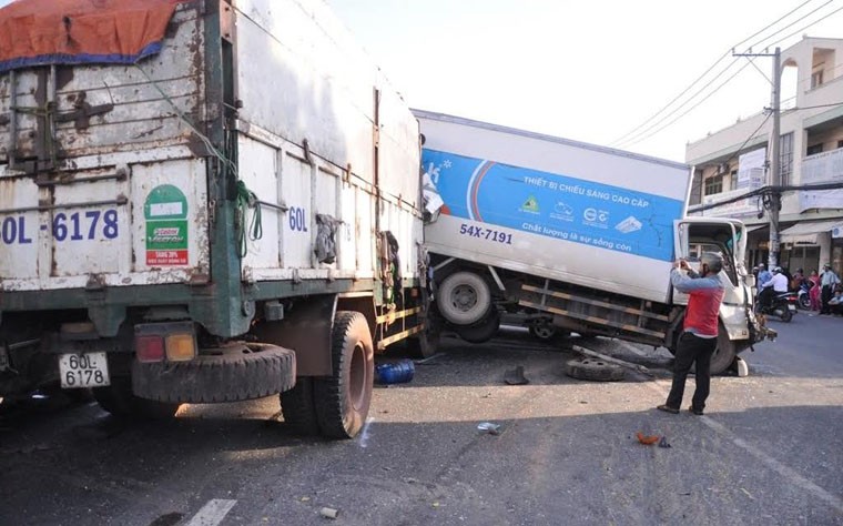 7 o to dam lien hoan tren QL1A, nhieu nguoi trong thuong-Hinh-5