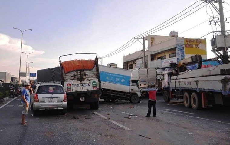 7 o to dam lien hoan tren QL1A, nhieu nguoi trong thuong