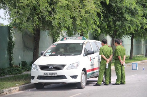 Tai xe taxi Vinasun chet bat thuong trong xe khoa kin-Hinh-2