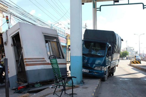 Xe tai huc cabin tram thu phi, nhan vien thoat chet gang tac