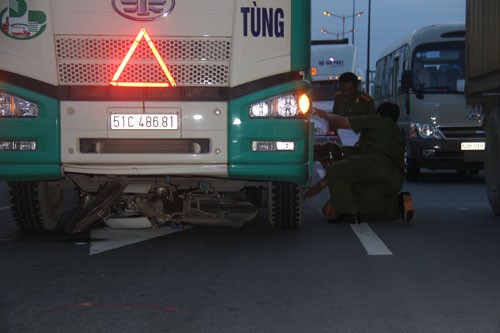 Hai chi em bi xe container can chet tren duong di lam ve-Hinh-3