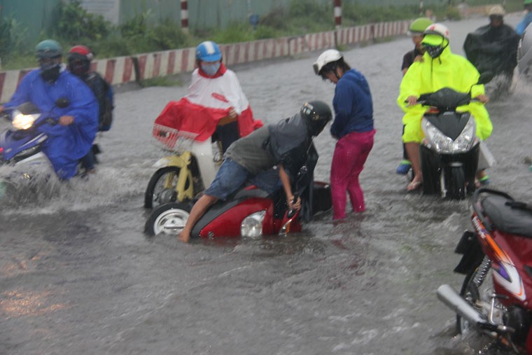 Mua lon suot buoi chieu, TP HCM chim trong bien nuoc-Hinh-10