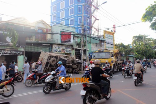 Xe tải lat lao vào nhà dan, cả gia dình bỏ chạy trong dem-Hinh-2