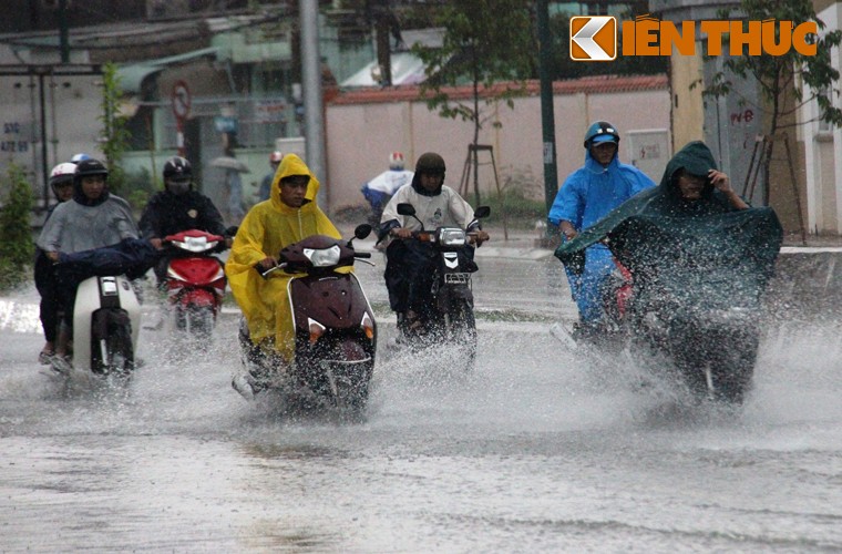 Nhieu tuyen duong TP HCM ngap sau vi mua lon keo dai-Hinh-6