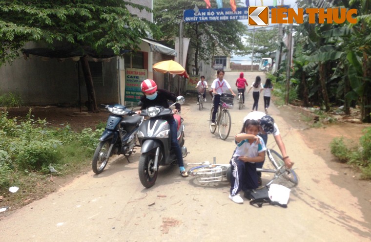 Cau Ba Cai bi cuon troi: Hang tram hoc sinh khon don den truong-Hinh-11