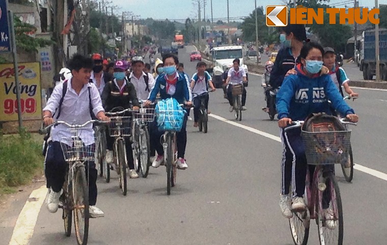 Cau Ba Cai bi cuon troi: Hang tram hoc sinh khon don den truong-Hinh-9