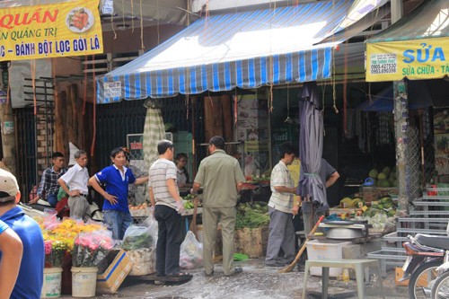 Nam thanh nien tu vong tren vung mau truoc tiem tap hoa