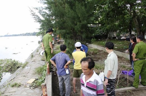 Gai tre deo vang chet bi an tren song Sai Gon