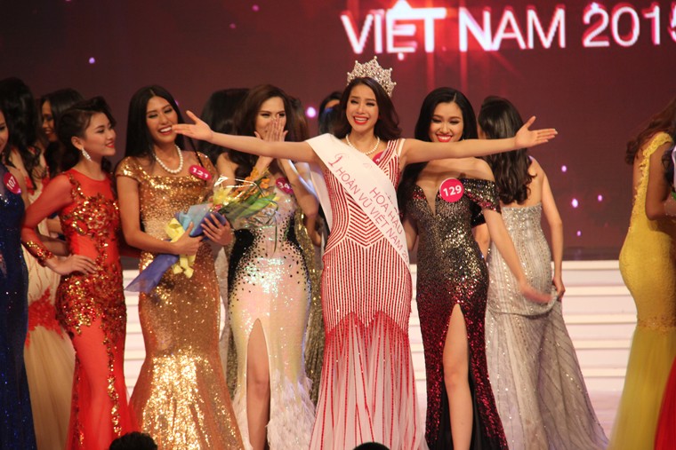 Hinh anh Pham Thi Huong dang quang Hoa hau Hoan vu VN 2015-Hinh-8