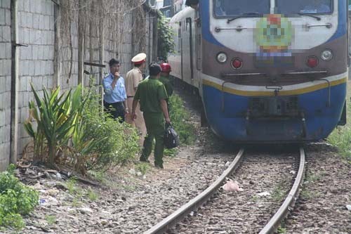 Kinh hoang co gai than nhien de tau tong chet giua Sai Gon