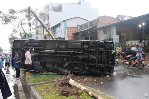 Nong: Xe cho khach lat nhao tren dai lo Sai Gon