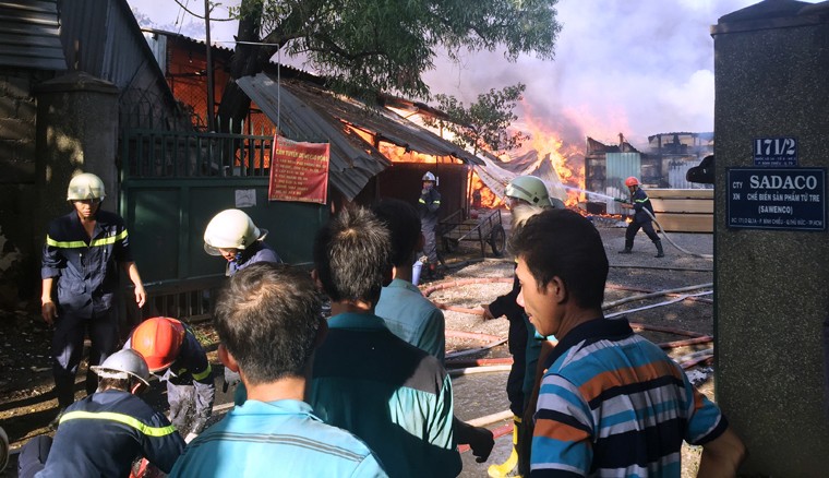 TPHCM: Chay du doi o xi nghiep go, lan rong xung quanh