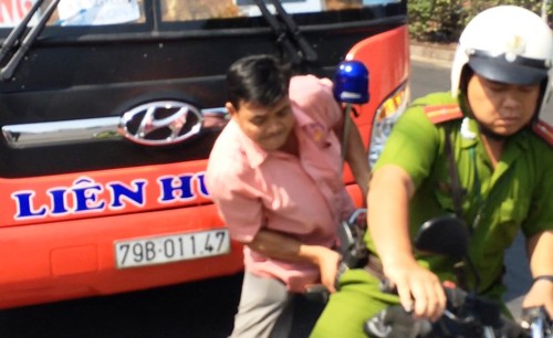 Canh sat no ba phat sung tran ap xe khach chong doi-Hinh-3