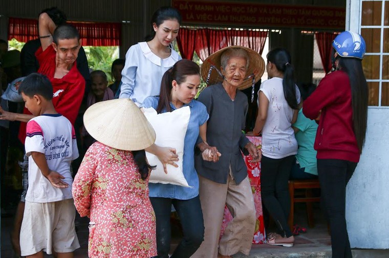 Pham Huong cung dan my nhan tang qua Tet cho nguoi ngheo-Hinh-7