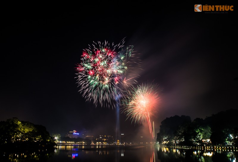 Anh phao hoa ruc sang bau troi Ha Noi, TP HCM dem giao thua-Hinh-5