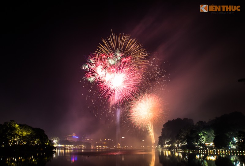 Anh phao hoa ruc sang bau troi Ha Noi, TP HCM dem giao thua-Hinh-7