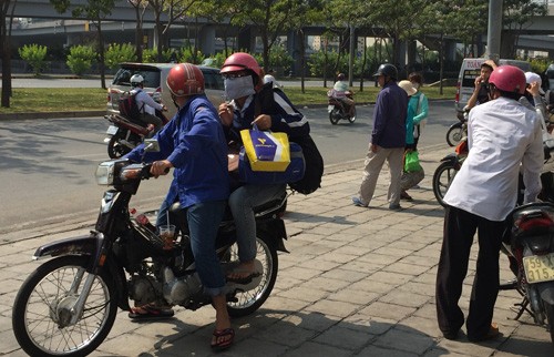 Bat nhao canh taxi, xe om tranh khach tren dai lo Sai Gon-Hinh-2