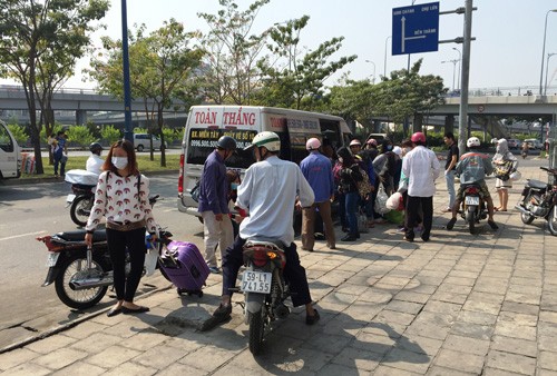 Bat nhao canh taxi, xe om tranh khach tren dai lo Sai Gon