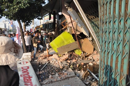 Container lao vao nha, dan dang ngu chay tan loan-Hinh-3