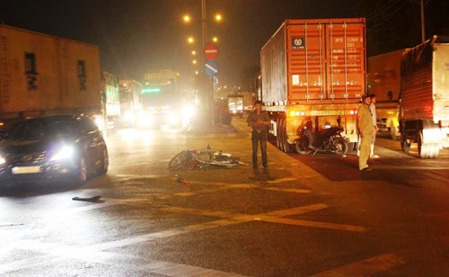 Trom lao vao container tren duong tau thoat