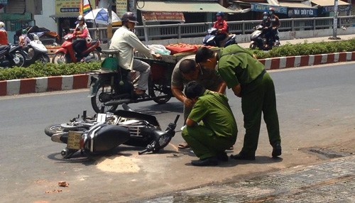 Kinh hoang 2 nu sinh bi tat axit tren duong di hoc ve