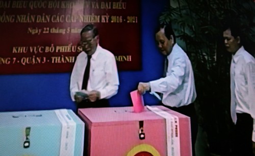 Nguyen Thu tuong Nguyen Tan Dung di bau cu o quan 3-Hinh-2