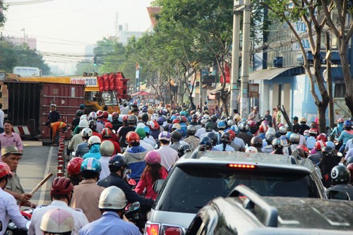 TPHCM: Xe dau keo tong sap tuong rao, giao thong ket cung-Hinh-2