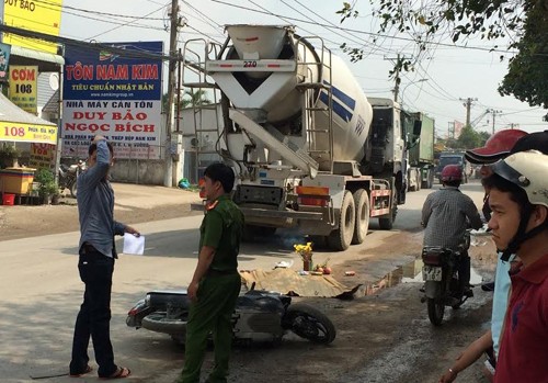 Xe bon tron be tong thi cong tuyen Metro BT-ST can chet nguoi