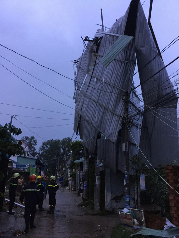 TP HCM: Loc xoay bat ngo ap den, hang tram nha dan bi toc mai-Hinh-2