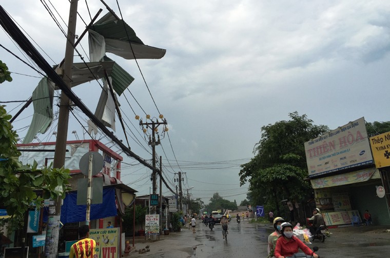 TP HCM: Loc xoay bat ngo ap den, hang tram nha dan bi toc mai-Hinh-8